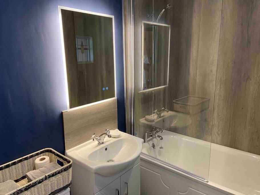 Couples Getaway, With Mountain Views/Dog Friendly Villa Crickhowell Bagian luar foto