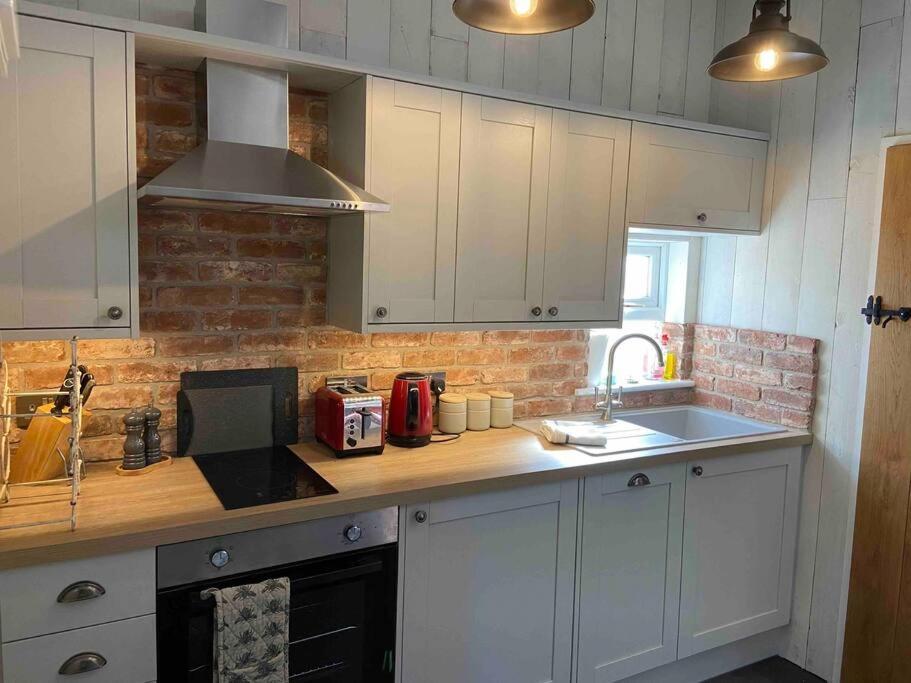 Couples Getaway, With Mountain Views/Dog Friendly Villa Crickhowell Bagian luar foto