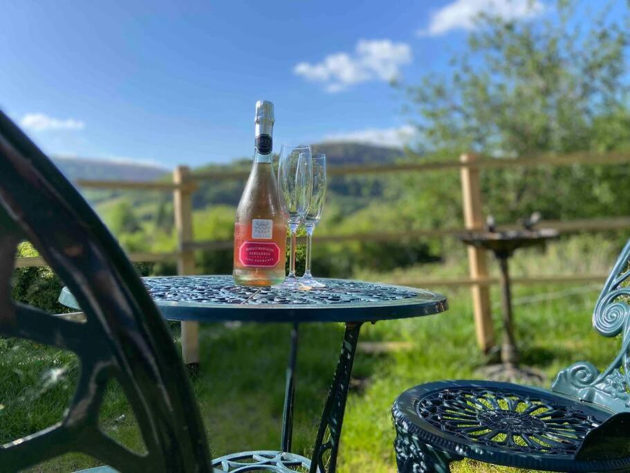 Couples Getaway, With Mountain Views/Dog Friendly Villa Crickhowell Bagian luar foto